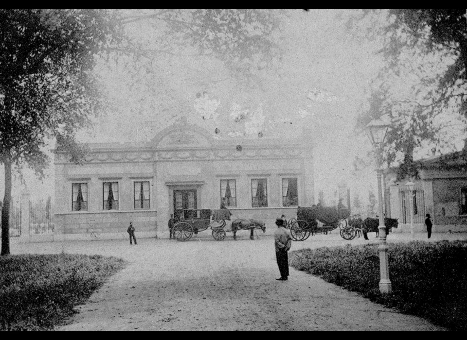 Mauritskade 62-64 ontvangstgebouw (1866-1894) Oosterbegraafplaats (circa.1870)