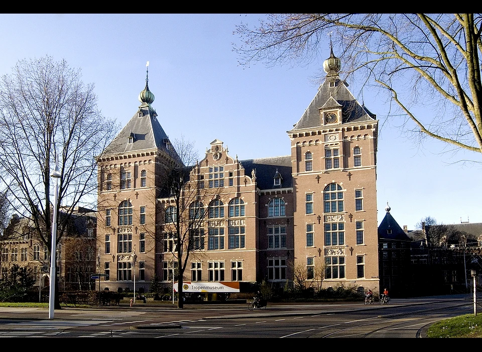 Linnaeusstraat 2 Tropenmuseum de toegang is naar het souterrain verplaatst (2010)