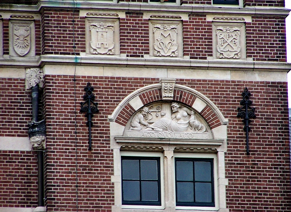 Mauritskade 63 Tropeninstituut boogvulling boven raam en wapenschilden in rechter toren (2014)