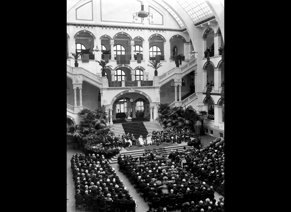 Linnaeusstraat 2 Tropenmuseum de openingsceremonie vond plaats in de grote tentoonstellingshal in aanwezigheid van koningin Wilhelmina, prins Hendrik en prinses Juliana (1926)