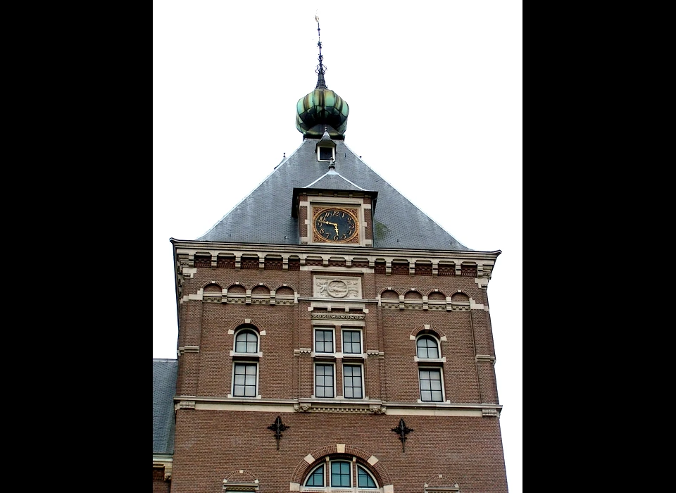 Linnaeusstraat 2 Tropenmuseum top rechter hoektoren (2014)