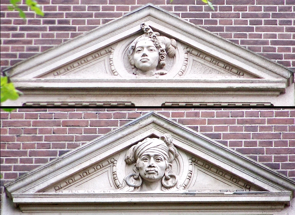 Linnaeusstraat 2a Culturele & Physische Antropologie timpaan boven raam midden en top (2014)