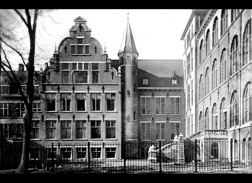 Mauritskade 63 Tropeninstituut kantoorgebouw aan binnenplaats (1930)