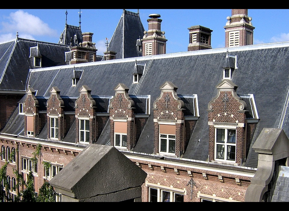 Mauritskade 63 Tropeninstituut topgevel binnenplaats (2014)