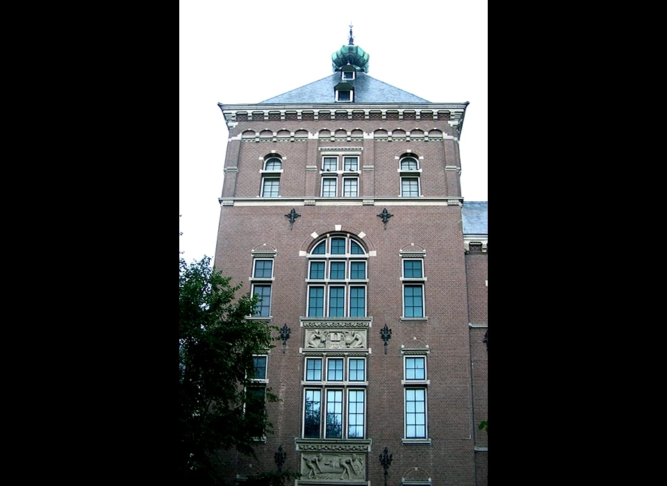 Linnaeusstraat 2 Tropenmuseum linker hoektoren (2004)