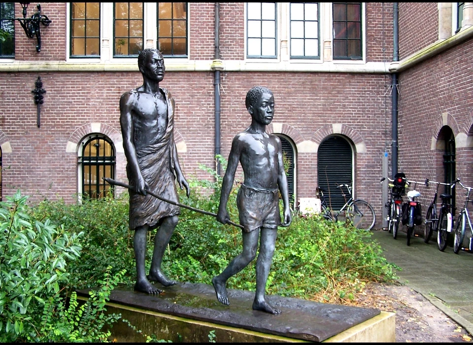 Mauritskade 64 standbeeld 'Rivierblindheid: ziende zoon leidt blinde vader' (Richard T.(Skip) Wallen) nabij de entree van het kwadrant (2014)