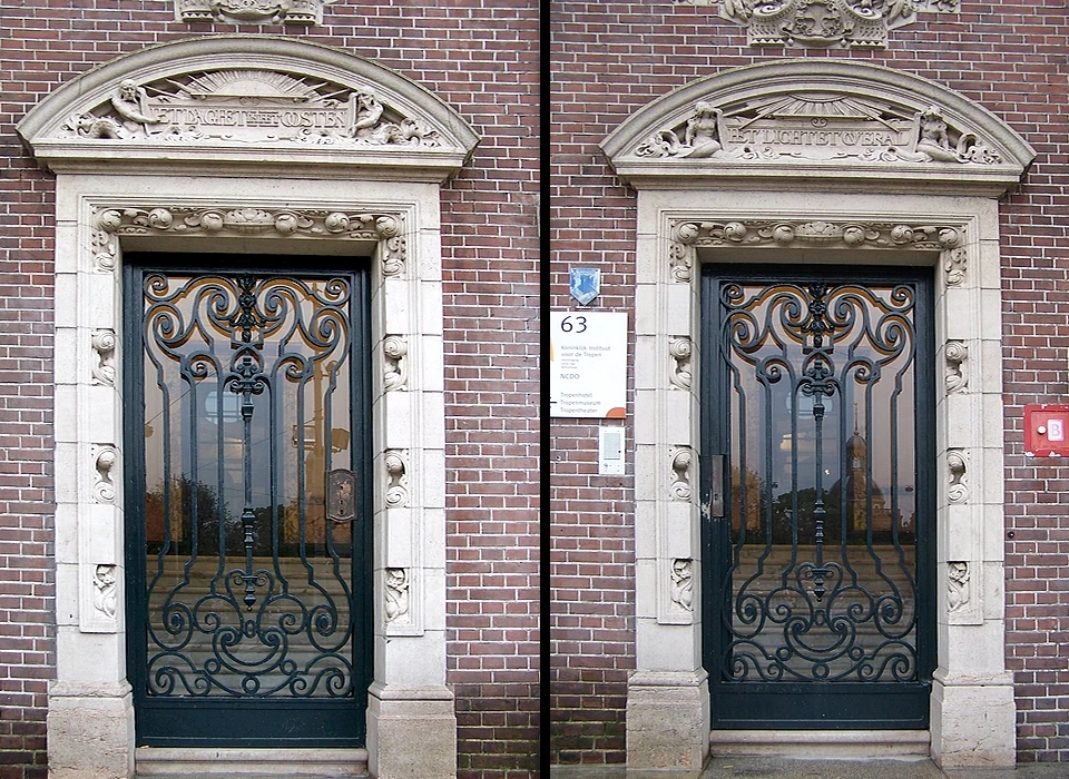 Mauritskade 63 Tropeninstituut entree linker en rechter zijdeur met tekst 'Het daaghet in het Oosten' en 'Het lichtet overal' (2004)