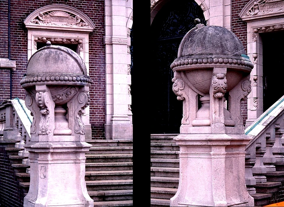 Mauritskade 63 Tropeninstituut globes links en rechts van de bordestrap (1980)