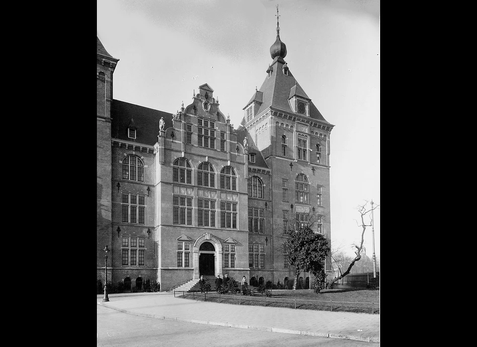 Linnaeusstraat 2 Tropenmuseum met originele ingang (circa.1930)