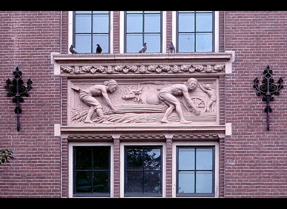 Linnaeusstraat 2 Tropenmuseum geveldetail linker toren (1979)