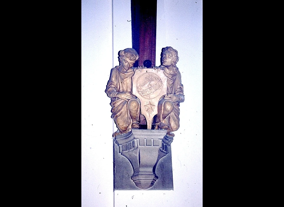 Mauritskade 63 Tropeninstituut beeldje op console in aula/Maximazaal (1991)