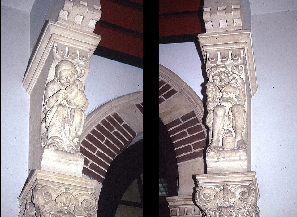 Mauritskade 63 Tropeninstituut beeldhouwwerk aan consoles in trappenhuis (1991)