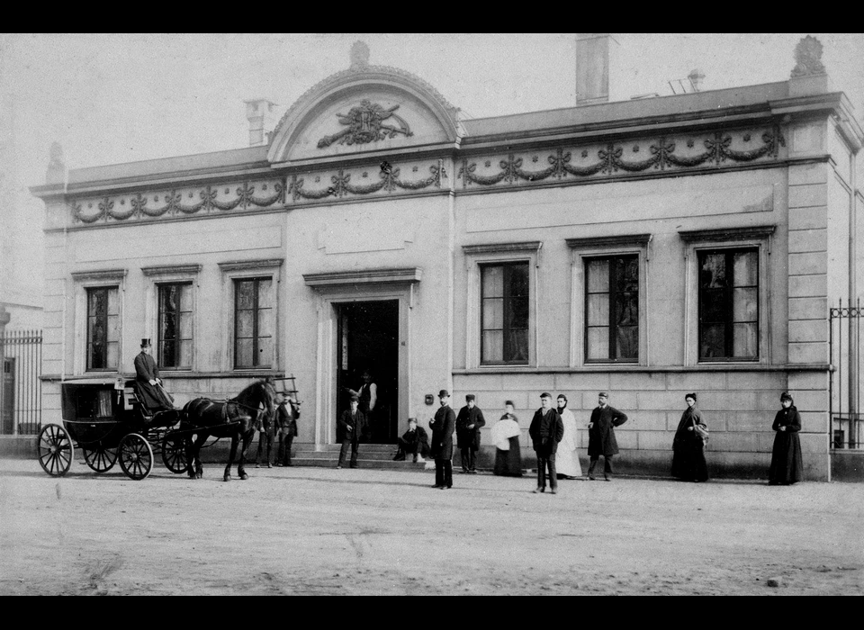 Mauritskade 62-64 ontvangstgebouw (1866-1894) Oosterbegraafplaats (circa.1890)