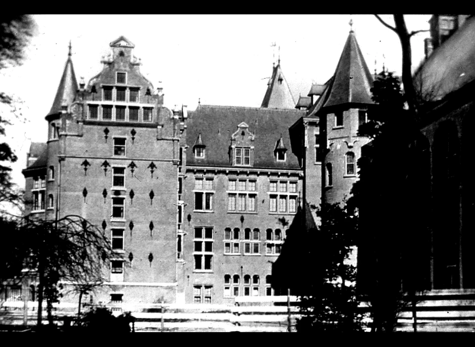 Mauritskade 63 Tropeninstituut voorgevel kantoorgebouw rechts achterzijde Tropenmuseum (1928)