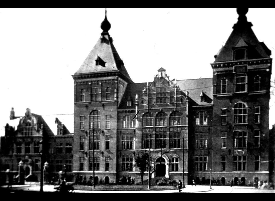 Linnaeusstraat 2 Tropenmuseum (1928)