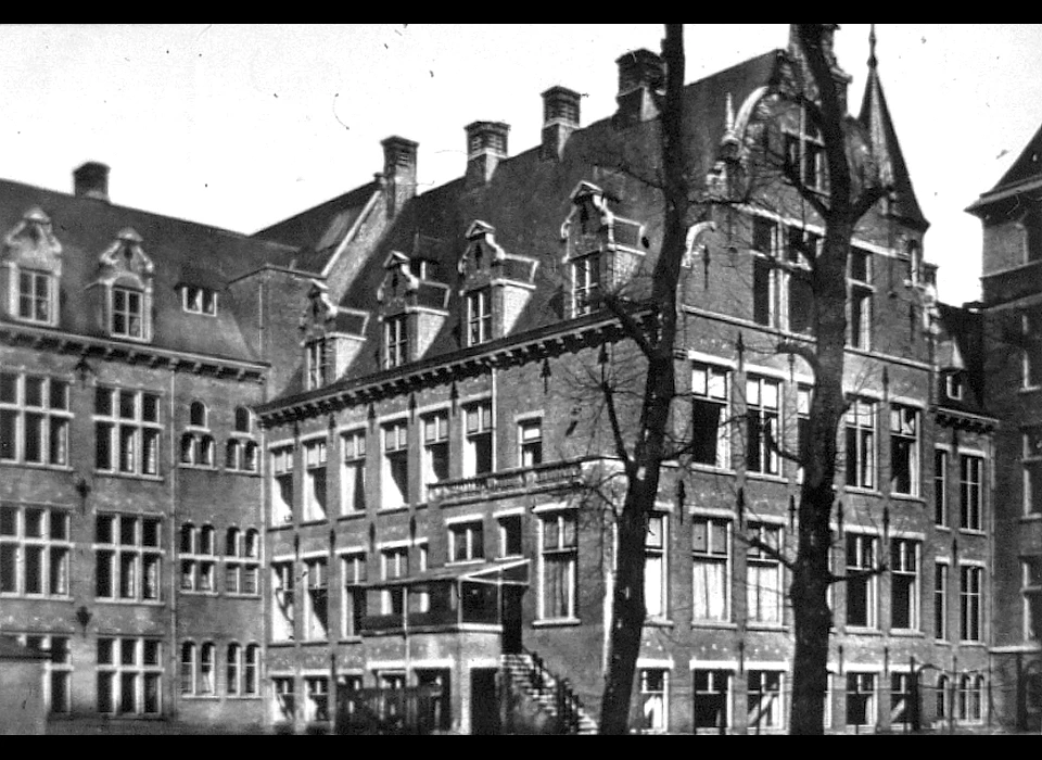 Mauritskade 63 Tropeninstituut kantoorgebouw aan binnenplaats (1928)