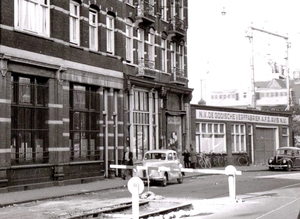 Planciusstraat 24 (hoge huis rechts) en uitbouw Gooische Verffabriek (1956)