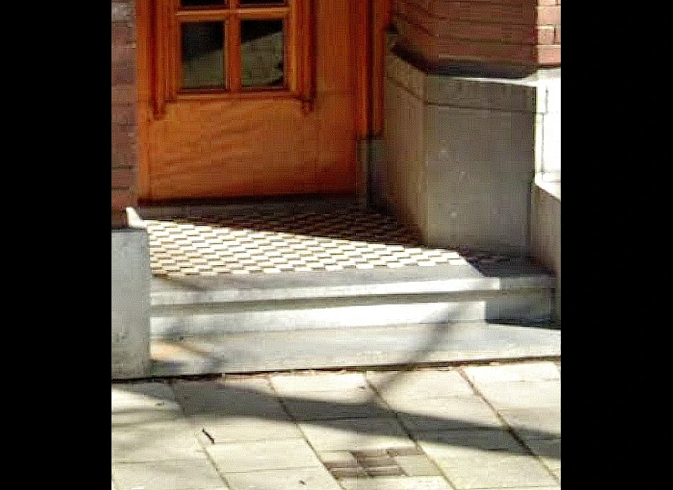 Michelangelostraat 45 met tegeltjes ingelegde vloer in portiek (2025)