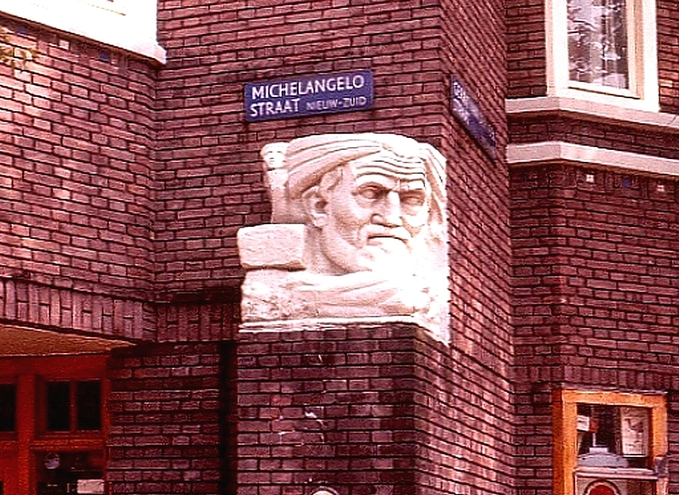Michelangelostraat 27 hoek Gerrit van der Veenstraat met beeld Michelangelo door Jaap Kaas (1979)