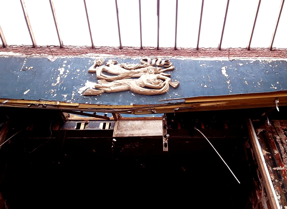 Middenweg 20 sloop voormalige bioscoop Bio met ontdekte kunstwerk in filmzaal (2020)