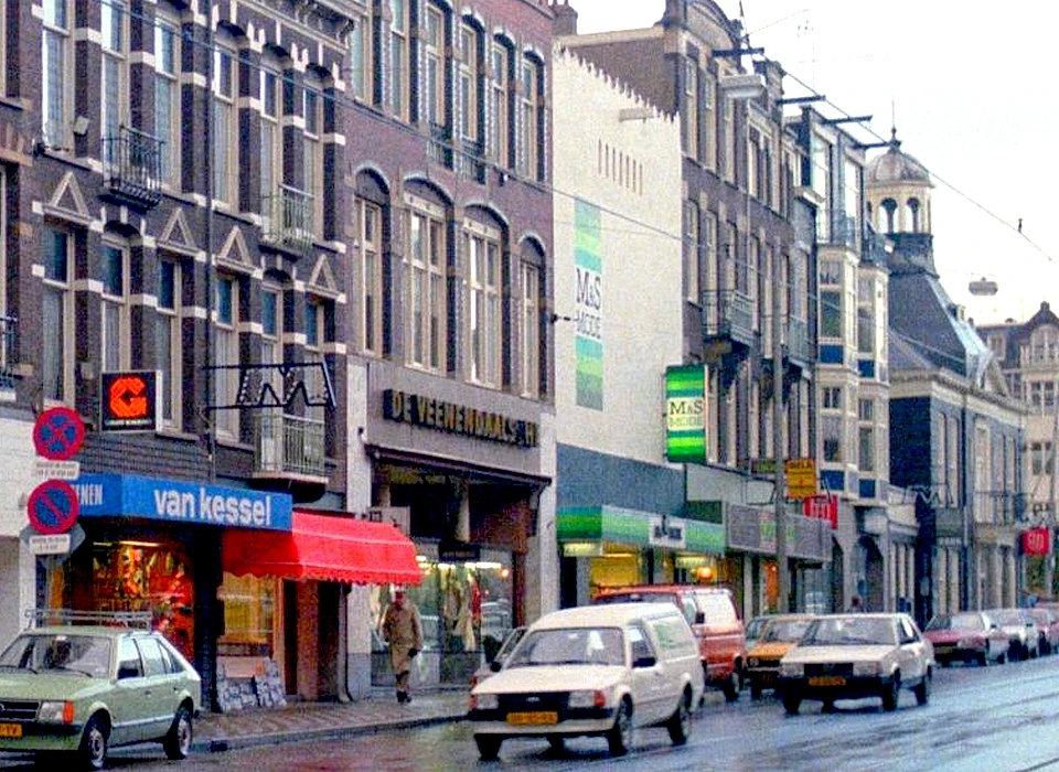 Middenweg 20-24 v.r.n.l. 20 M&S Mode, 22-24 Veenendaalsche (1985)