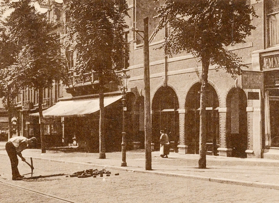 Middenweg 20-24 v.r.n.l. 20 concertzaal, 22-24 café-restaurant Oost-Indië (1928)