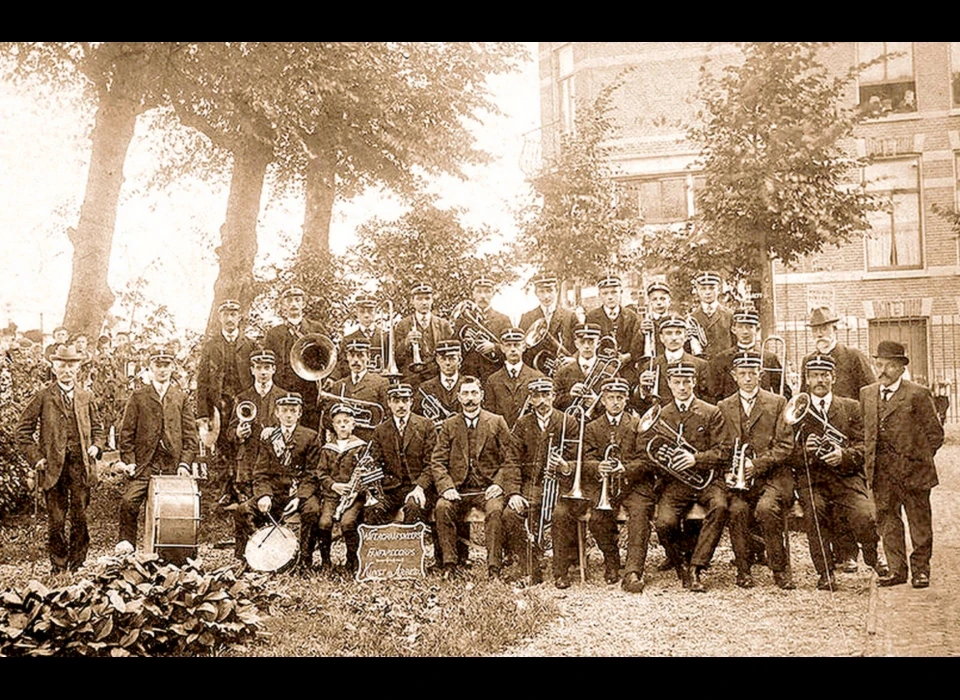 Middenweg 20 Fanfarekorps 'Kunst na Arbeid' bij cafe-restaurant Oost-Indië (1913)