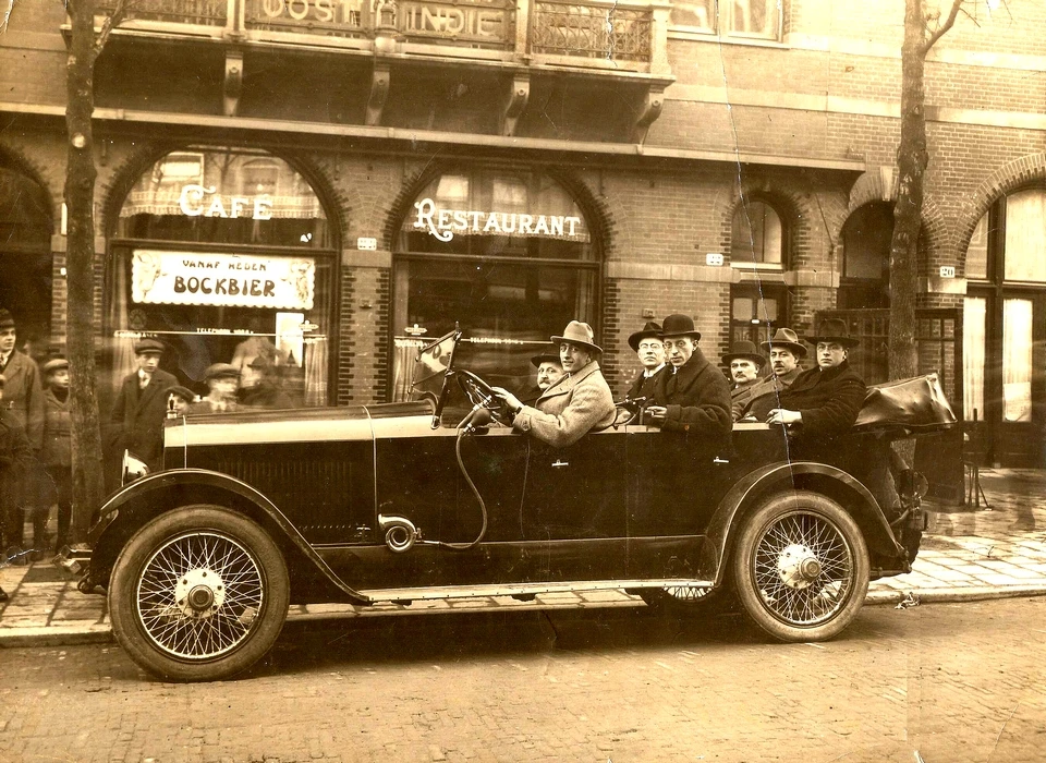 Middenweg 20 Op de achterste bank Ferdinand Valk (geheel links) en in het midden Herman Bollinger. De auto is in Amerika slechts twee jaar geproduceerd. (ca.1930)