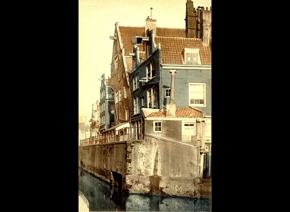 Nes 95-99 (halsgevels vooraan) bij Grimnessesluis vanaf Oudezijds Voorburgwal (1908)
