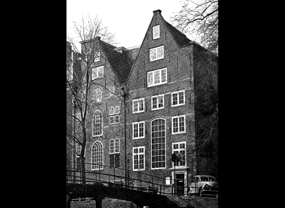 Oudezijds Voorburgwal 300 Het linker pand werd in 1616 bijgekocht voor de uitbreiding van de Bank van Lening (1960)