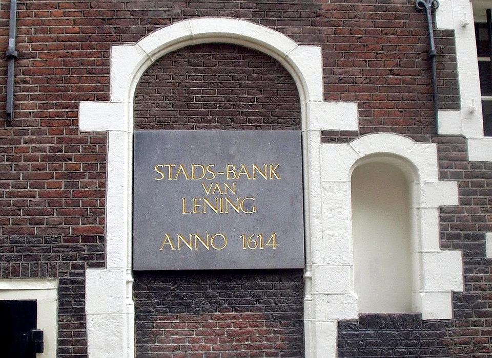 Nes 57 Stadsbank van Lening 1614 aangebracht na restauratie van 1976 (2006)