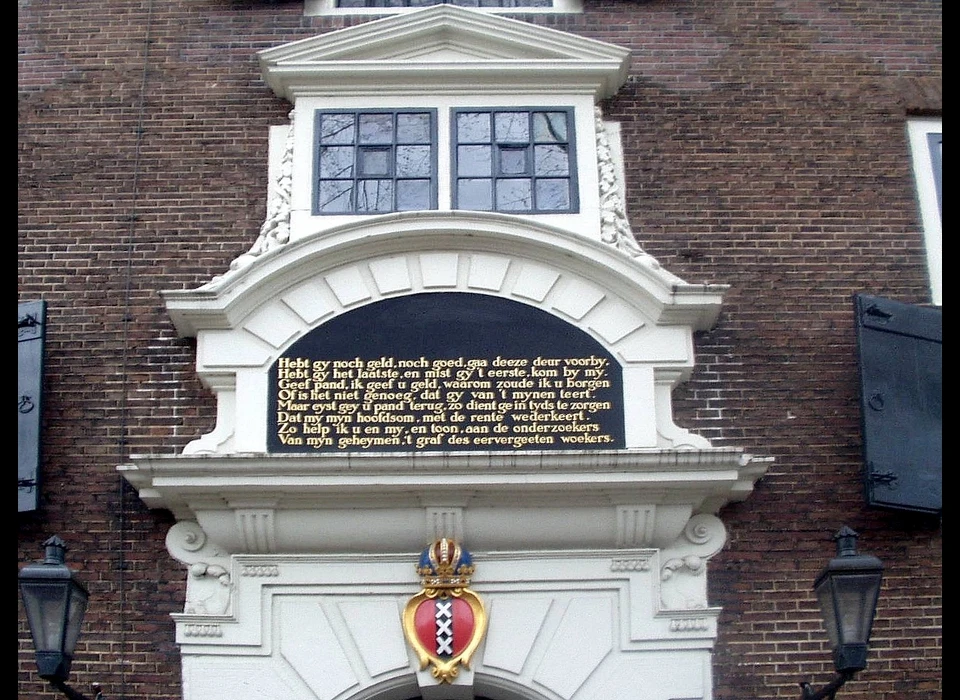 Oudezijds Voorburgwal 300 Bank van Lening bouwdeel 1664 toegangspoort detail (2006)