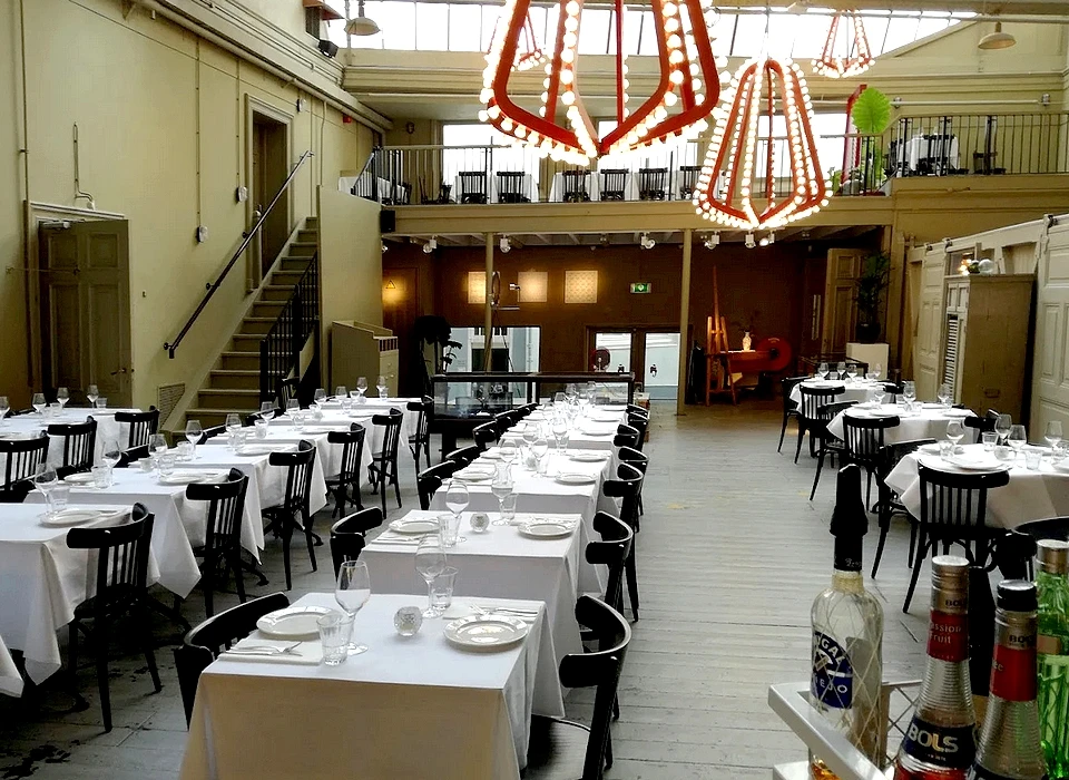 Nes 104 interieur restaurant Adam-Siam in voormalige monsterzaal (2016)