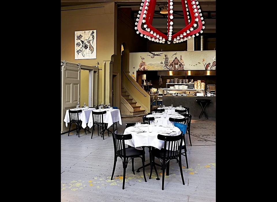 Nes 104 interieur restaurant Adam-Siam in voormalige monsterzaal (2016)