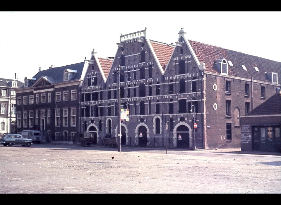 Waterlooplein 211-213 (eerder 69-75) links Oudezijds Huiszittenhuis midden Arsenaal (1973)