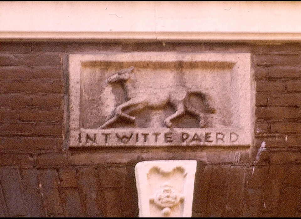 Nes 82 gevelsteen In 't Witte Paard, steen aangebracht door toenmalige eigenaar en paardenliefhebber (1976)