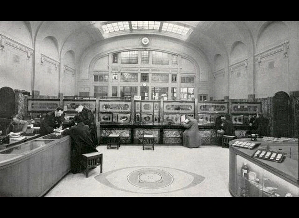 Nes 11-15 firma H.Drijfhout & Zn interieur verkoopruimte (1912)