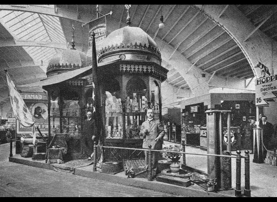 Ferdinand Bolstraat Tabakstentoonstelling in de RAI stand Egyptische cigarettenfabrikant Kyriazi frères (1924)