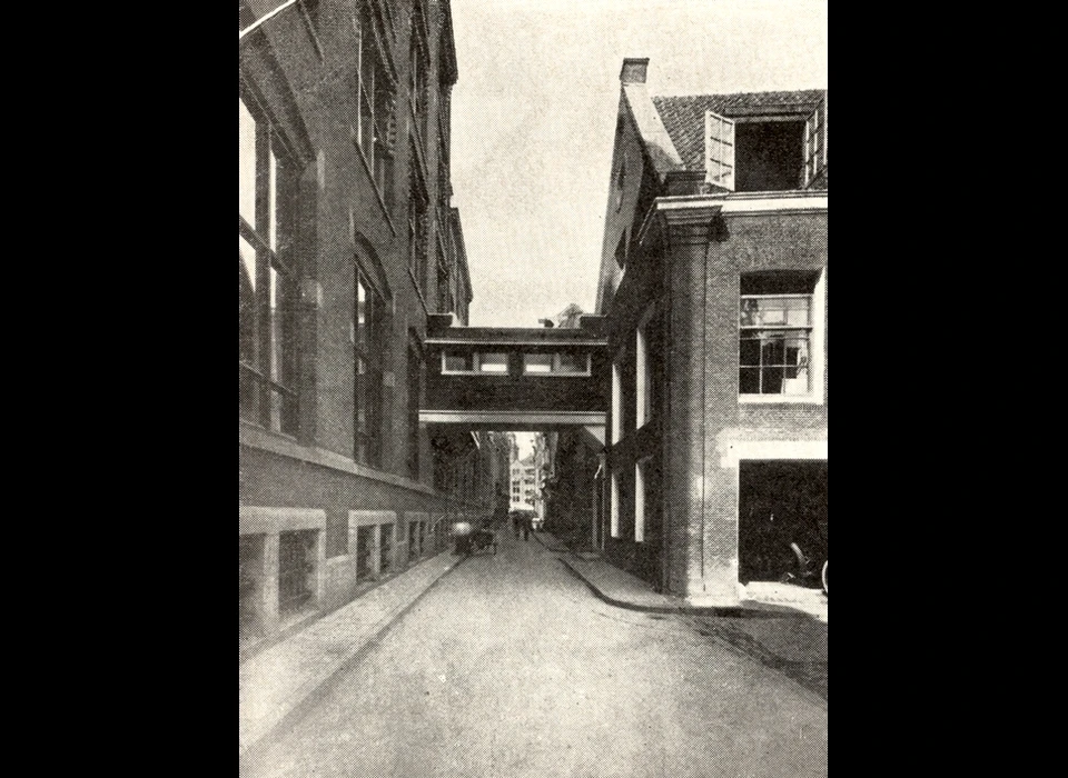 Nes 43 luchtbrug (1918-1925) van Rotterdamsche Bank naar Sint Pietershal (ca.1923)