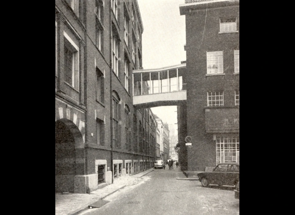 Nes 43 luchtbrug van Rotterdamsche Bank naar nieuwe Sint Pietershal (1964)