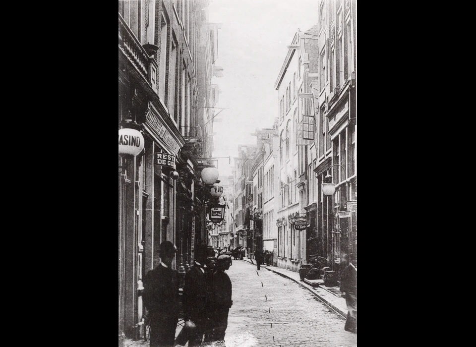 Nes 22-26 van rechts naar links (ca.1910)