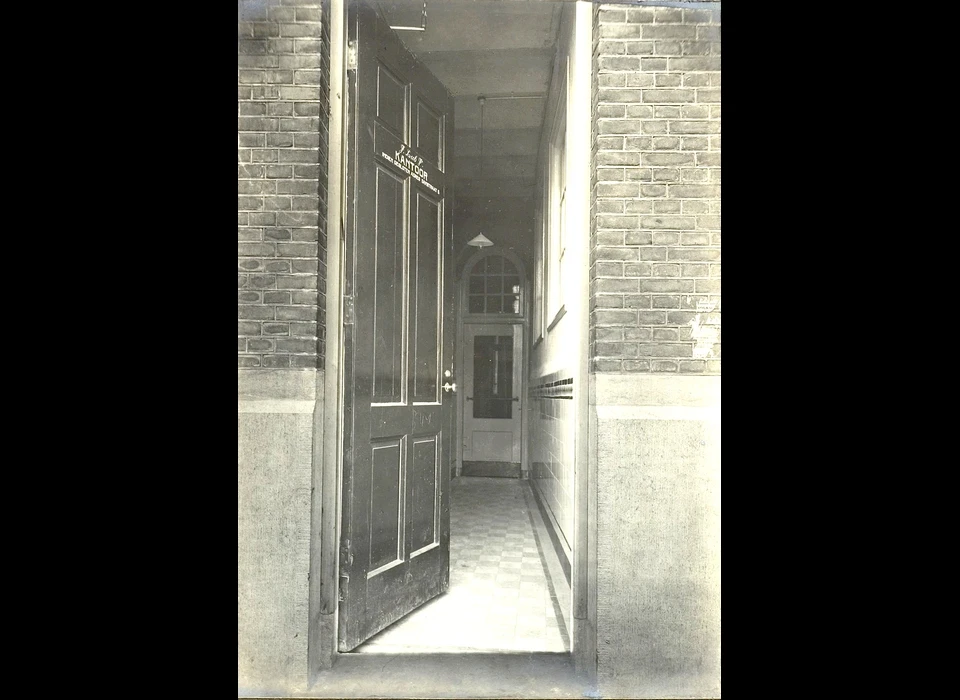 Nes 5-7 ingang van het kantoor van de tabaksfirma J.Lub (1911)