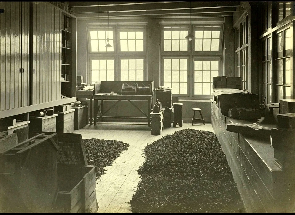 Nes 5-7 sigarensorteerderij in tabaksfabriek van J.Lub jr. (1911)