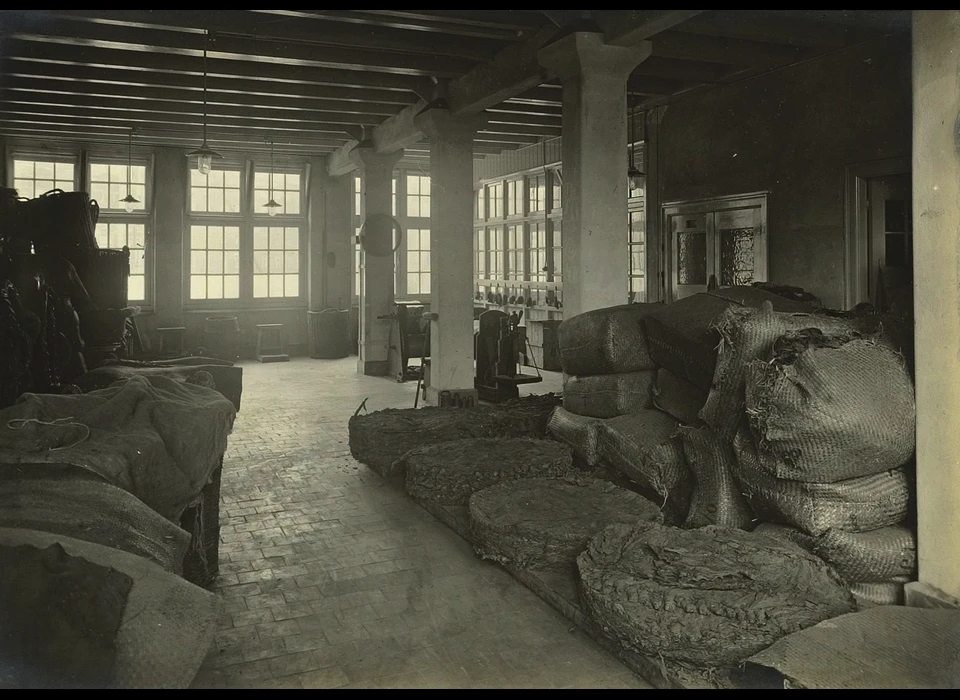 Nes 5-7 sorteerderij in tabaksfabriek van J.Lub jr. (1911)