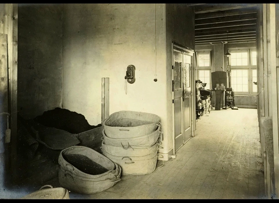 Nes 5-7 tabakszolder in tabaksfabriek van J.Lub jr. (1911)