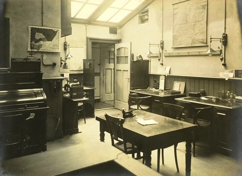 Nes 5-7 kantoor van de tabaksfirma J.Lub Jr. op de benedenverdieping  (1911)