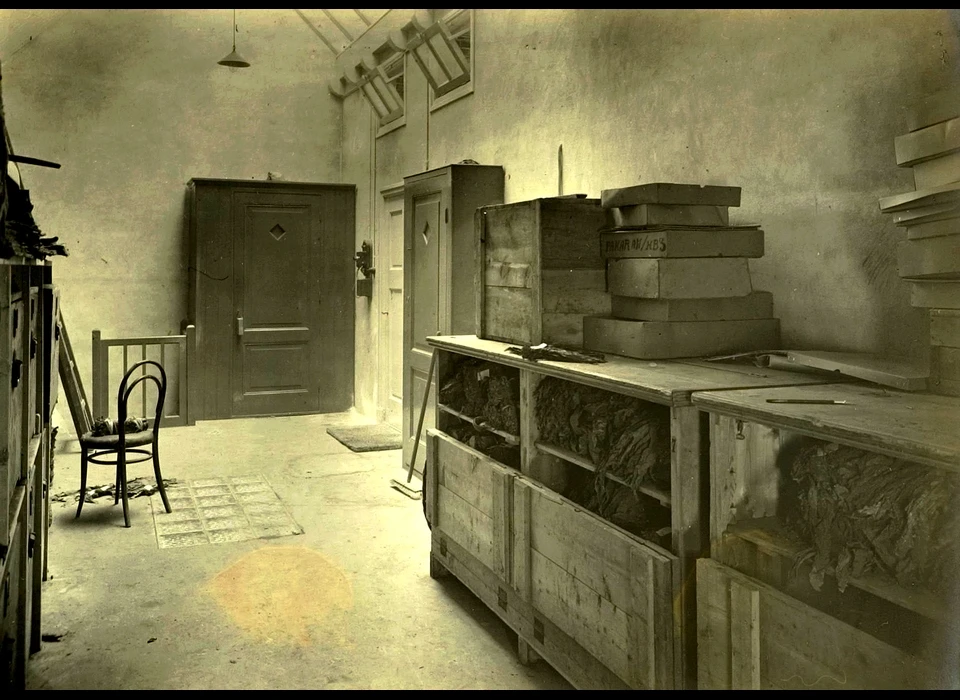 Nes 5-7 monsterkamer in de tabaksfabriek van J.Lub jr. (1911)