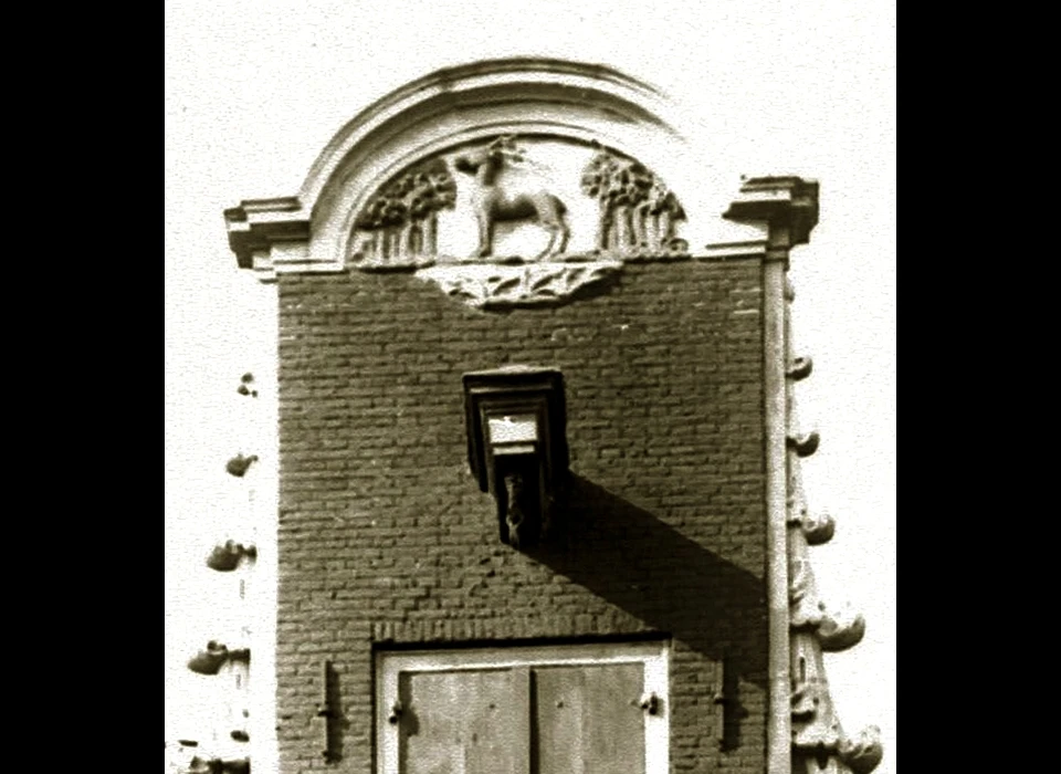 Nes 9 top halsgevel gezien door Hermietenstraat (G.H.Breitner, 1857-1923) (1905)