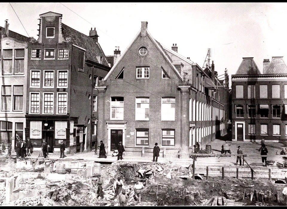 Nes 39-43 gezien over bouwput aan Rokin voor Rotterdamsche Bank (ca.1912)