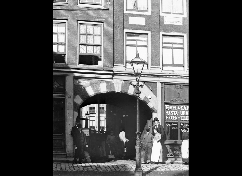 Nes 56-58 huizen boven Sint Pieterspoort (1893) 